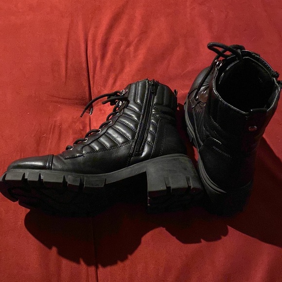 Cute black boots. Los Angeles… - Picture 11 of 11